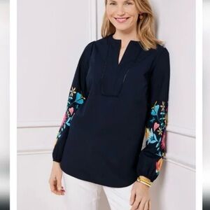 Talbots Embroidered Sleeve Poplin Top Navy in size P (0-2 Petite)
